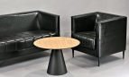 czarny-eventowy-stolik-kawowy-blat-drewniany-ikoni-fotele-sofy-wynajem