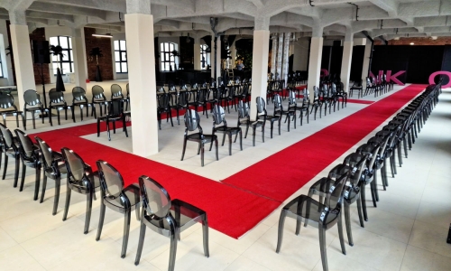 krzesla przezroczyste dymione czarne wynajem pokaz mody pinko warszawa 2023
