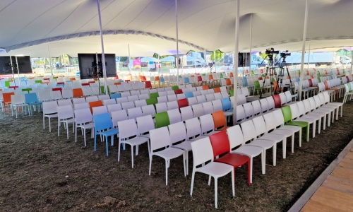 wynajem krzesel kolorowych maya konferencja w plenerze lodz 2021