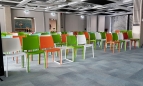 kolorowe-krzesla-eventowe-maya-zielone-pomaranczowe-wypozyczania-eventmeble