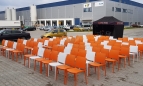 pomaranczowe-krzesla-eventowe-maya-wynajem-eventmeble-warszawa