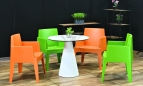 stolik-eventowy-ikonix-bialy-krzesla-kolorowe-box-wynajem