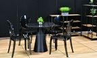 czarny-stolik-eventowy-ikonix-krzesla-dymione-transparentne-wynajem