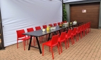 czarne-stoly-eventowe-loft-aries-czerwone-krzesla-wynajem