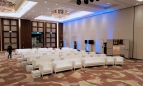 biale-fotele-eventowe-mio-white-wynajem-na-konferencje-gale-warszawa-mazowieckie