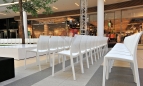 krzesla-eventowe-biale-maya-wynajem-montaz-centrum-handlowe-pokaz-mody