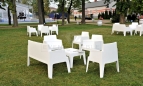 sofy-fotele-ogrodowe-biale-box-white-wynajem-impreza-plenerowa-tvn_1500907608